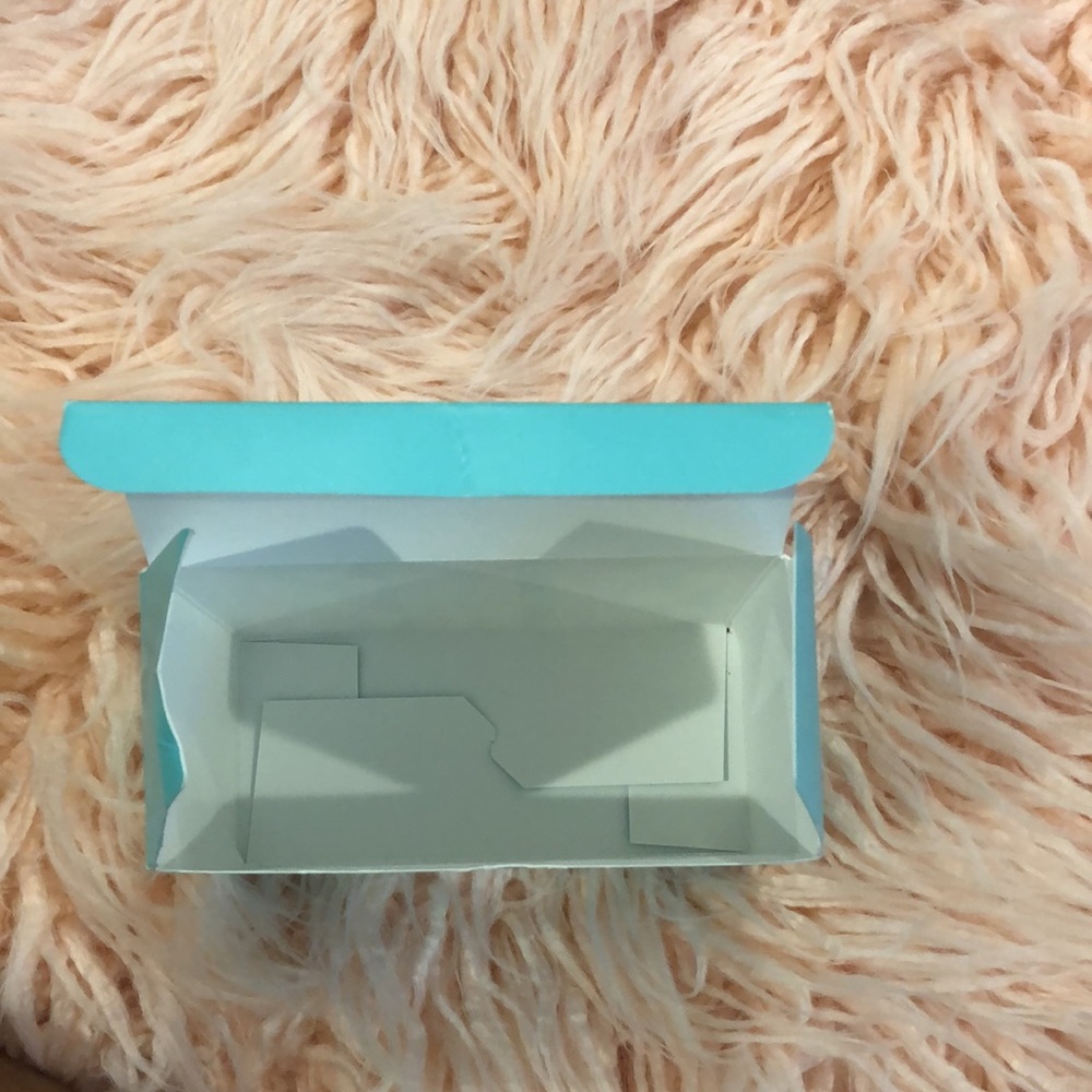 Clinique Box - Picture 6 of 10